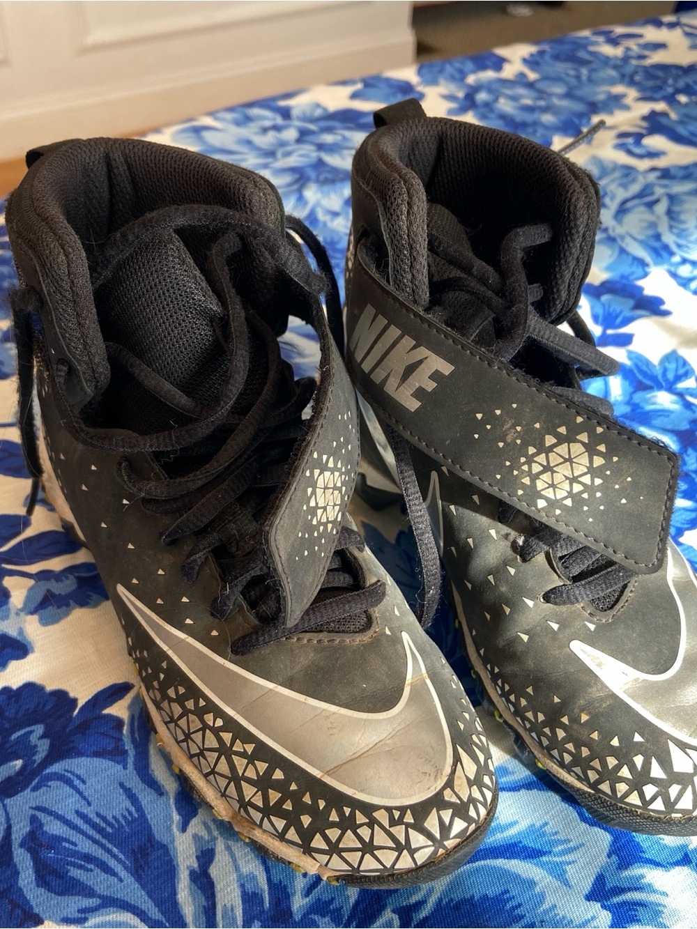 Nike Fastflex football cleats black, white, silver size 1 youth